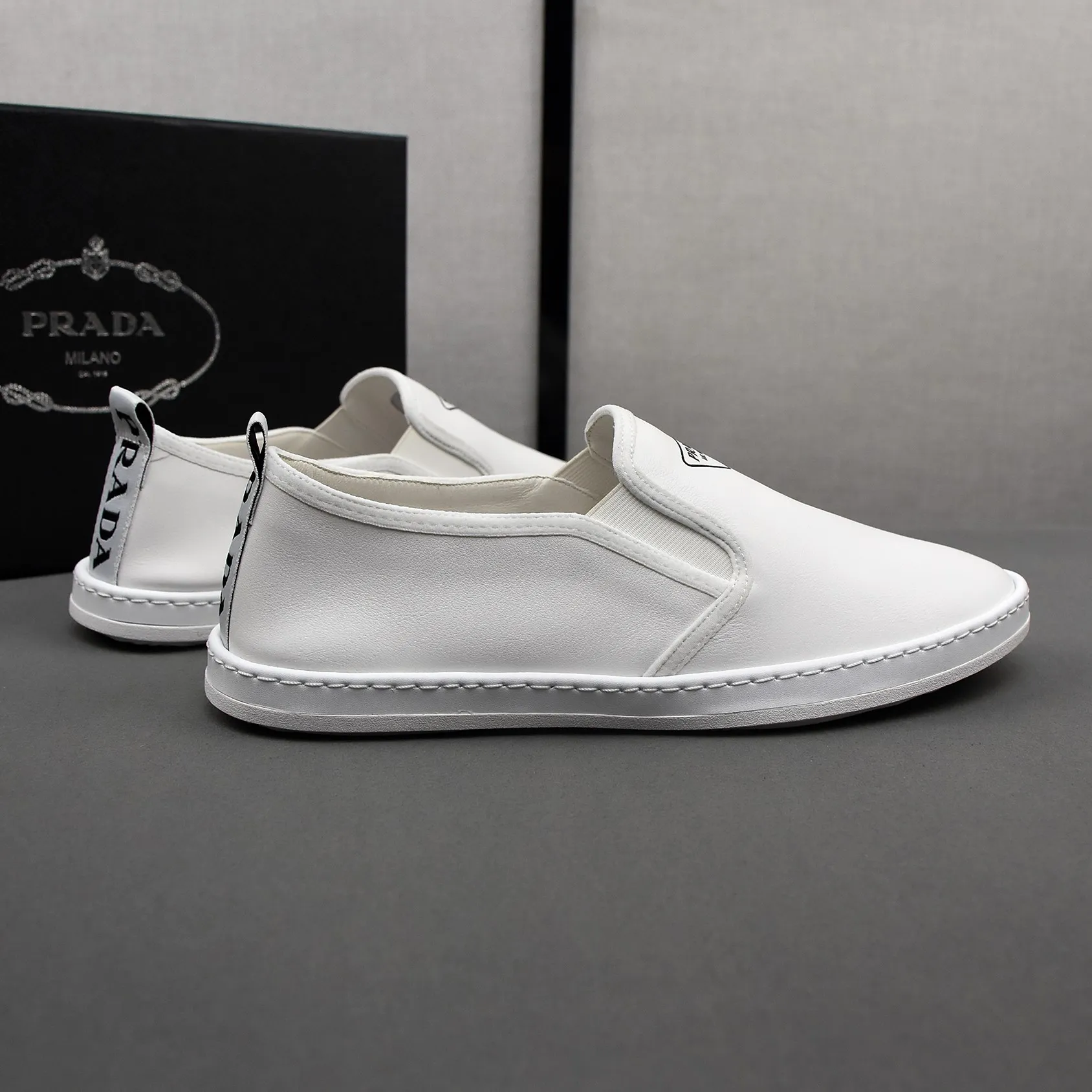 PP380👟👟👟Prada [Prada] Soft-soled and soft-surface casual leather shoes. The uppers are made of comfortable and soft first-layer cowhide and super-soft rubber outsole. Men's size 38-44.